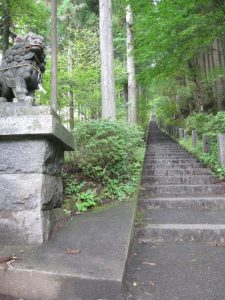 石割神社への長い階段