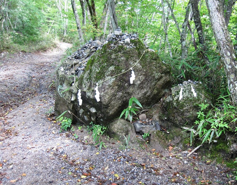 石割神社への道