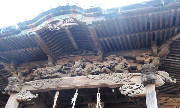 叶神社の木彫り
