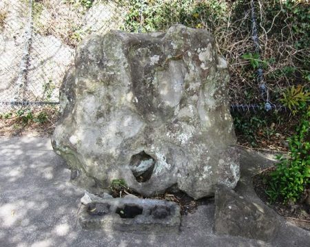 白髭神社の巨石