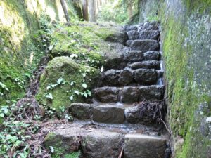 石老山途中の石段