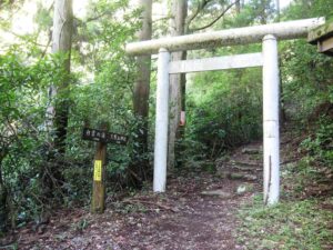 天照山神社の白い鳥居