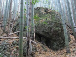 びく石山