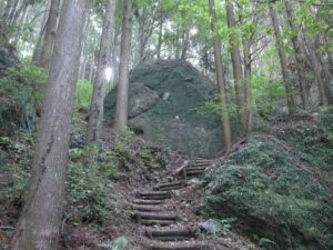 びく石山