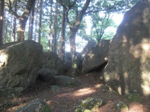 びく石山山頂の巨石