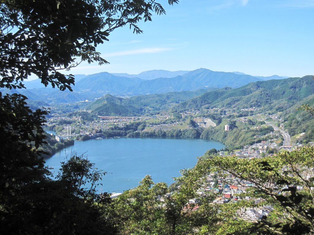 嵐山から見た相模湖