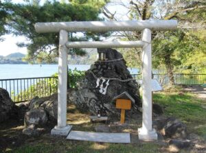 與瀬神社 御供岩