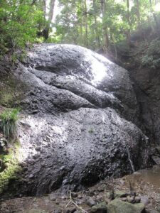 立石に行く途中の霧降りの滝