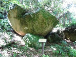 石老山の巨石