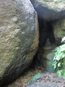 石老山にある滝不動
