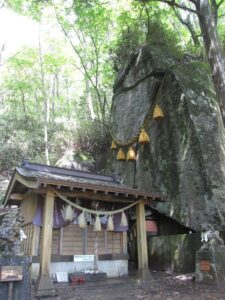 石割神社の巨石