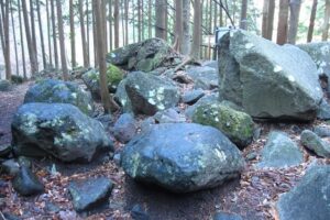 夕日の滝周辺の大きな石